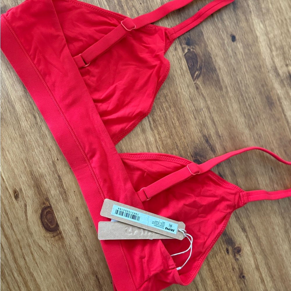 SKIMS Triangle Bralette Cherry - Picture 2 of 3